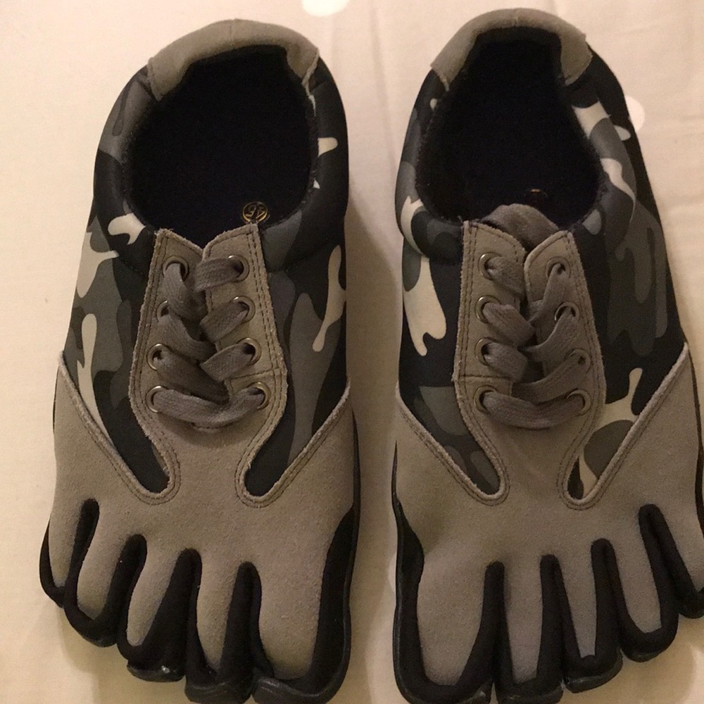 Kloom toe shoes.